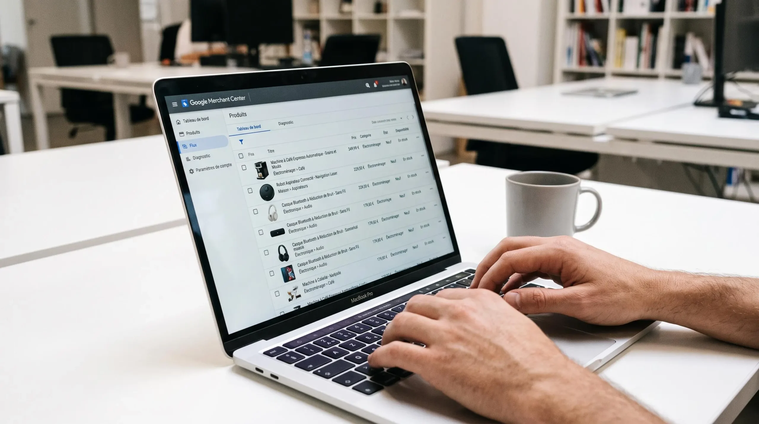 Interface Google Merchant Center affichant un flux de produits e-commerce avec images, titres optimisés et prix en euros